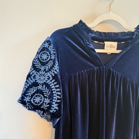 Umgee • Embroidered Crushed Velvet Navy Blue Puff Sleeve Sz Medium Preppy Casual - Picture 3 of 7